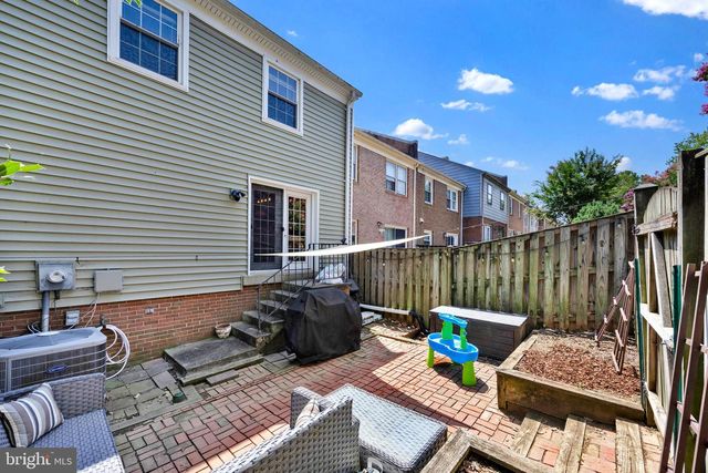 2465 WINDBREAK DR, Alexandria, VA 22306