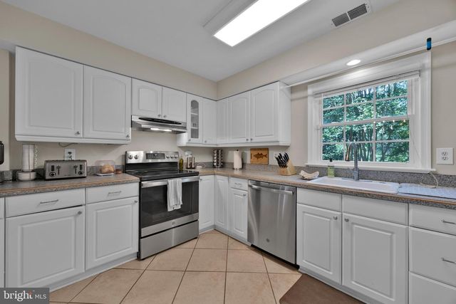 2465 WINDBREAK DR, Alexandria, VA 22306
