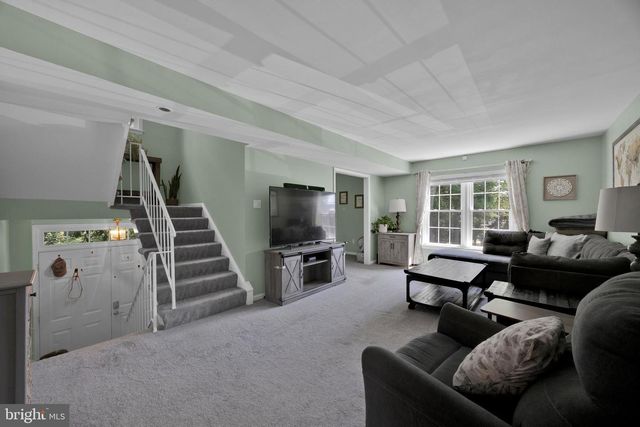 2465 WINDBREAK DR, Alexandria, VA 22306