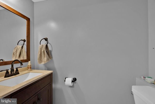 2465 WINDBREAK DR, Alexandria, VA 22306
