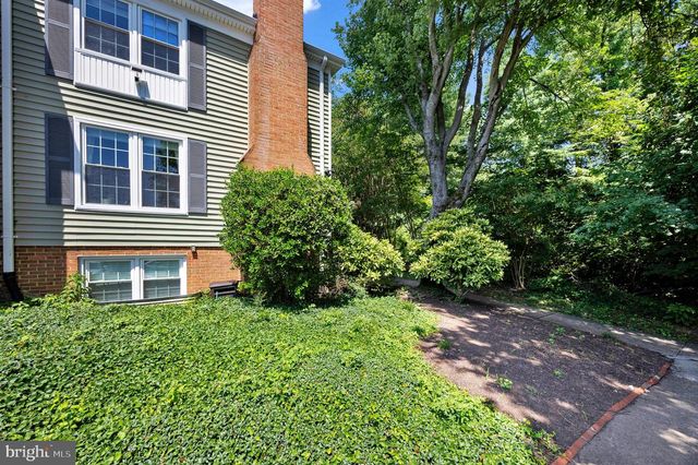 2465 WINDBREAK DR, Alexandria, VA 22306