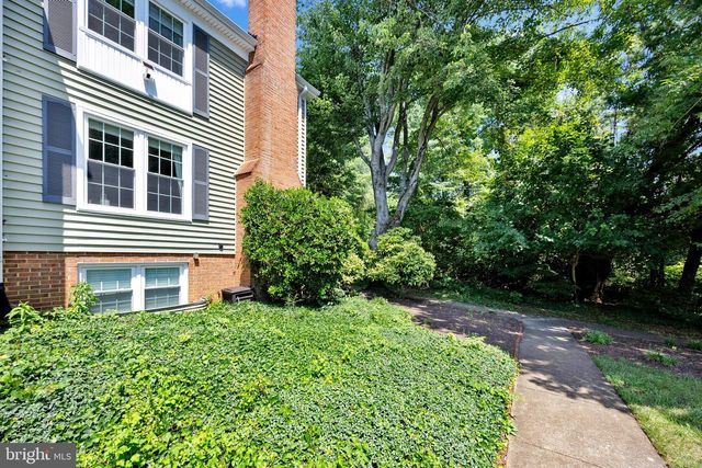 2465 WINDBREAK DR, Alexandria, VA 22306