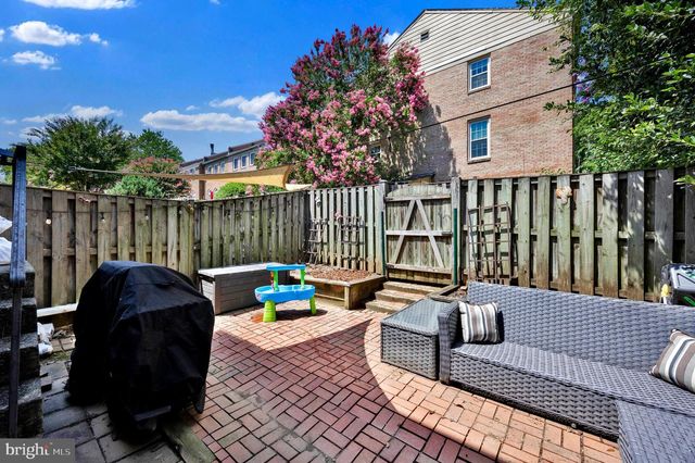 2465 WINDBREAK DR, Alexandria, VA 22306