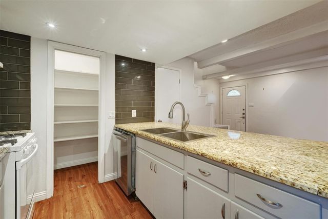 1302 E Saint Johns Ave A, Austin, TX 78752