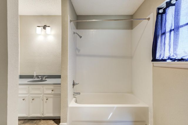 8107 Knoxville Avenue, Lubbock, TX 79423