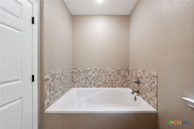 13554 Knob Hill Road, Rogers, TX 76569