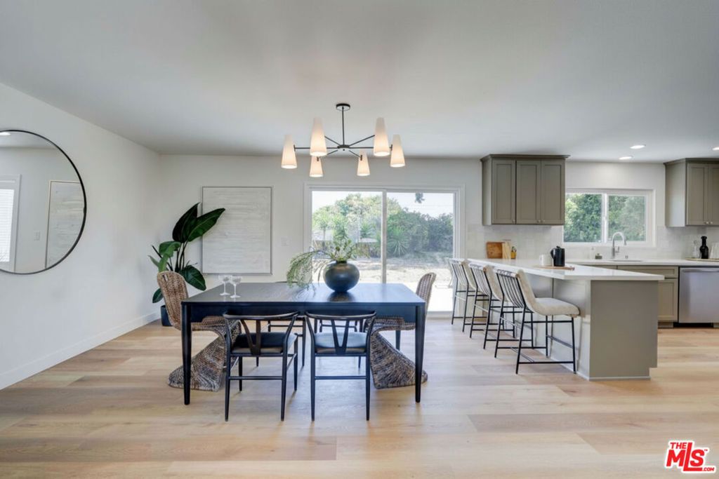 Image 11 of property listing at 476 Jeanne Court, Newbury Park, CA 91320