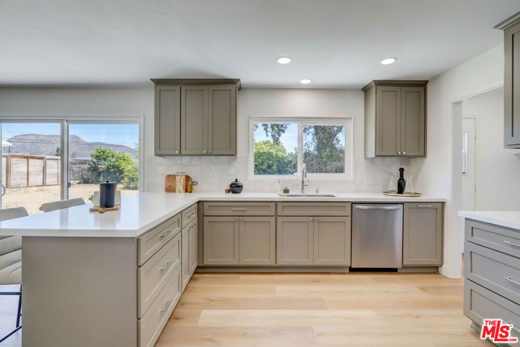 Image 17 of property listing at 476 Jeanne Court, Newbury Park, CA 91320