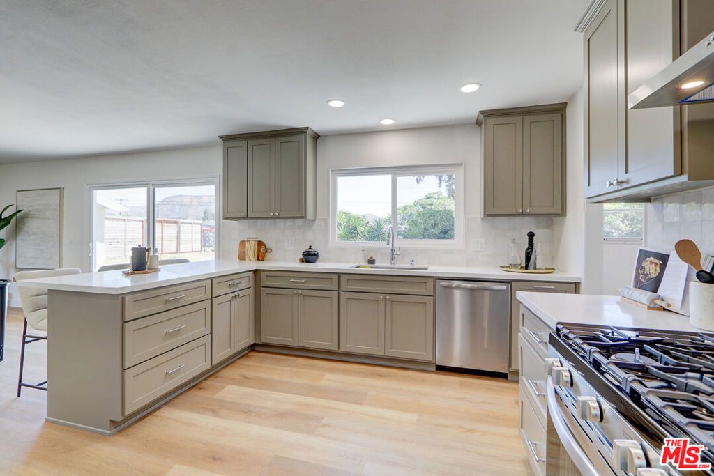 Image 18 of property listing at 476 Jeanne Court, Newbury Park, CA 91320