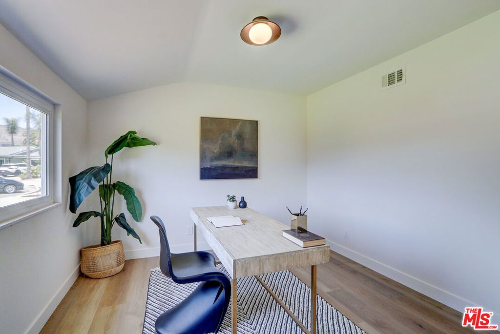 Image 22 of property listing at 476 Jeanne Court, Newbury Park, CA 91320