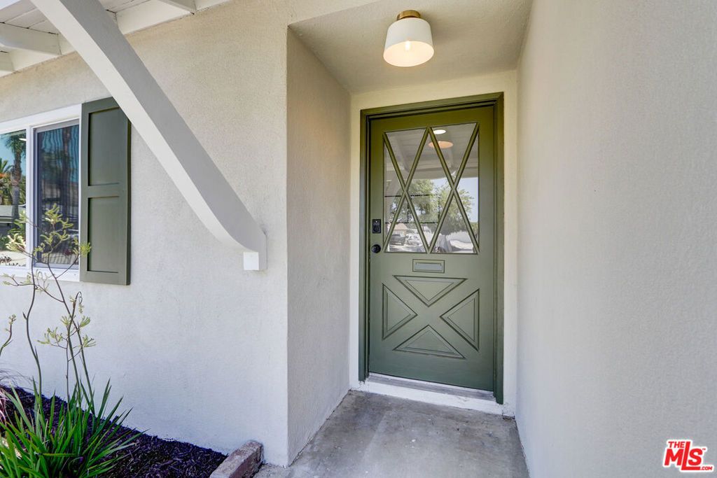 Image 6 of property listing at 476 Jeanne Court, Newbury Park, CA 91320