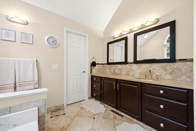 6840 Wexford Hill Lane, Holland, OH 43528