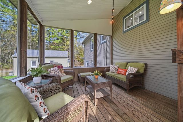 26 Mayflower Drive, Litchfield, NH 03052