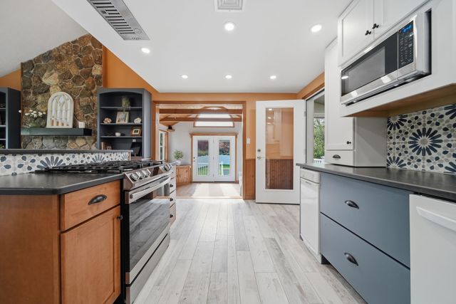 26 Mayflower Drive, Litchfield, NH 03052