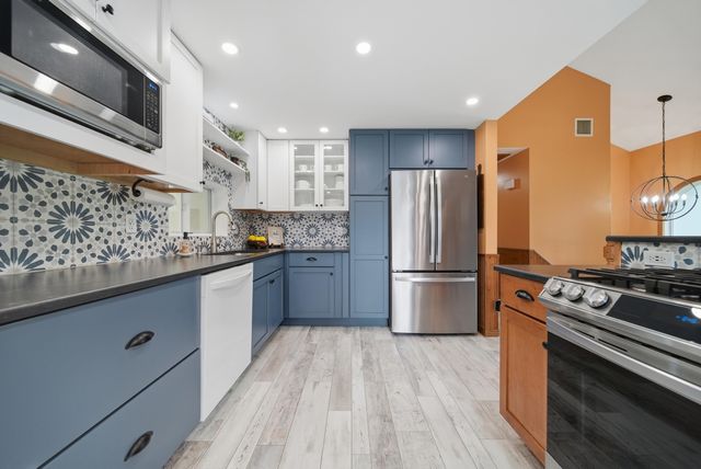 26 Mayflower Drive, Litchfield, NH 03052