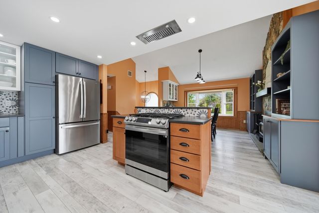 26 Mayflower Drive, Litchfield, NH 03052