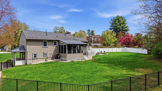26 Mayflower Drive, Litchfield, NH 03052
