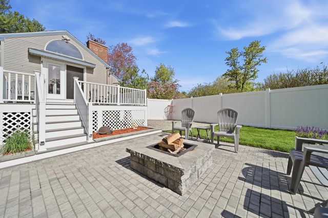 26 Mayflower Drive, Litchfield, NH 03052