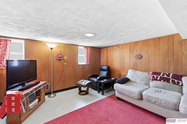 1955 S 11th Street, Omaha, NE 68108