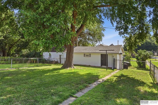 1955 S 11th Street, Omaha, NE 68108