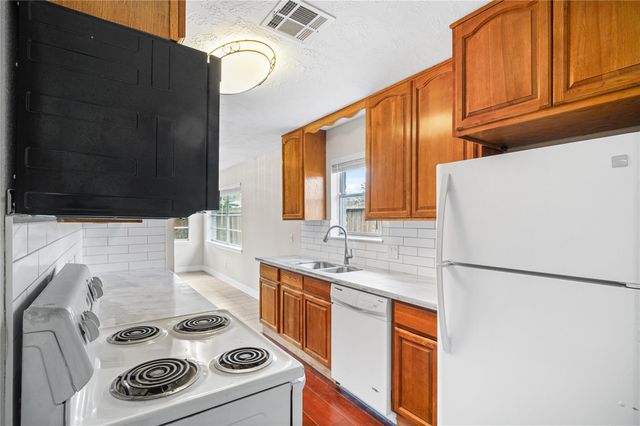 327 Windward Drive, League City, TX 77573