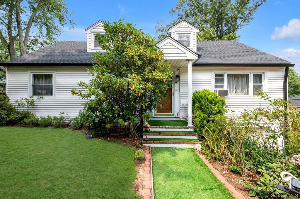 257 Schenck Avenue, Great Neck, NY 11021 — photo 2