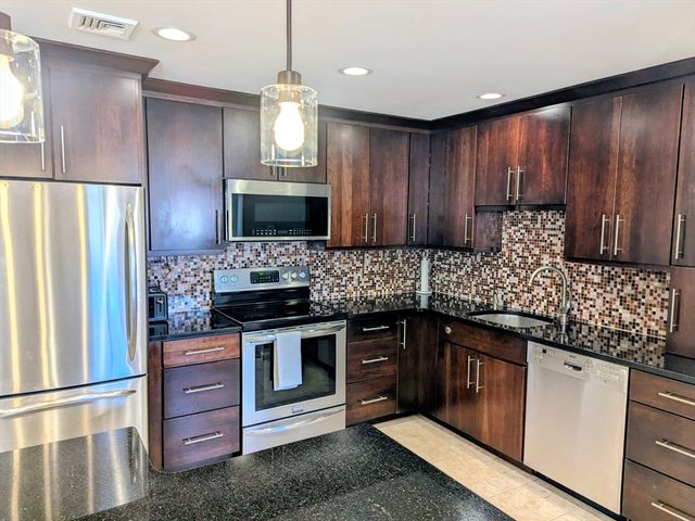 20 Central St 405, Salem, MA 01970