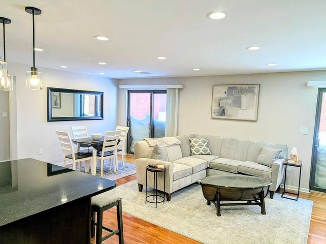 20 Central St 405, Salem, MA 01970