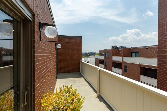 20 Central St 405, Salem, MA 01970