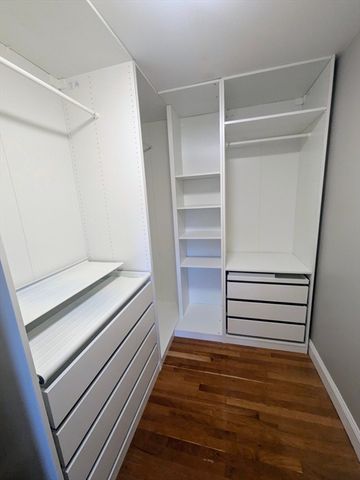 20 Central St 405, Salem, MA 01970