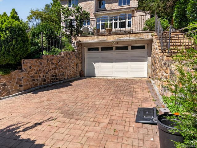 71-57 Douglaston Parkway, Little Neck, NY 11362