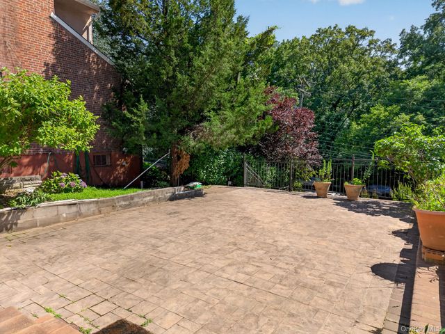71-57 Douglaston Parkway, Little Neck, NY 11362
