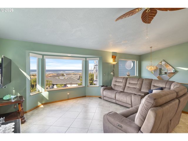 2105 Nw PARKER Ave, Waldport, OR 97394