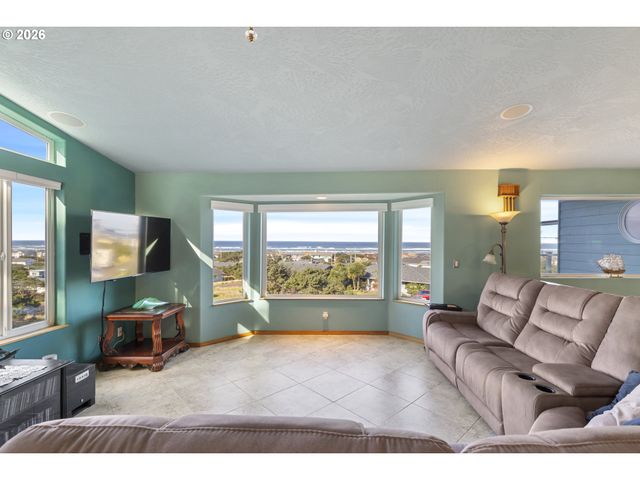 2105 Nw PARKER Ave, Waldport, OR 97394