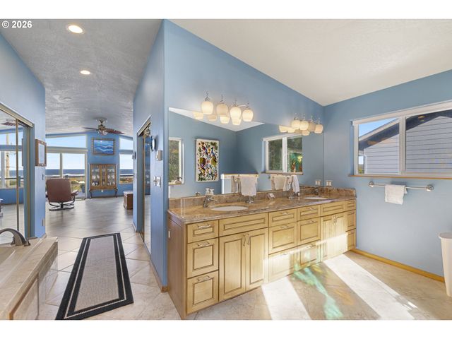 2105 Nw PARKER Ave, Waldport, OR 97394