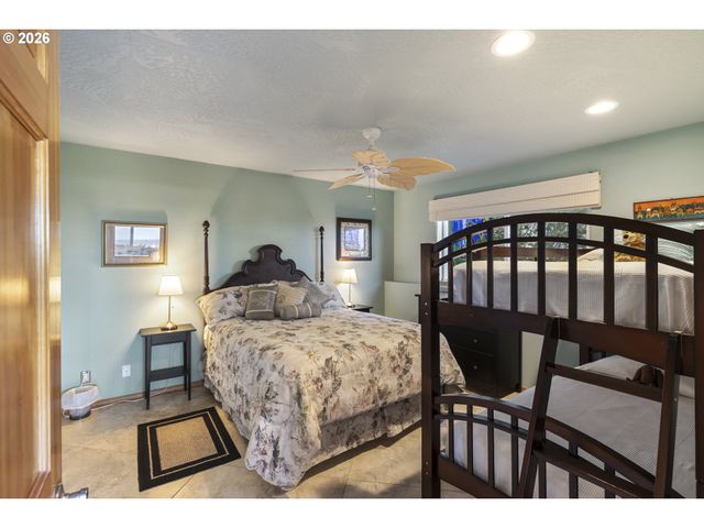 2105 Nw PARKER Ave, Waldport, OR 97394