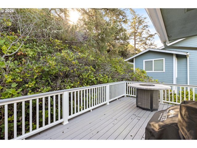 2105 Nw PARKER Ave, Waldport, OR 97394