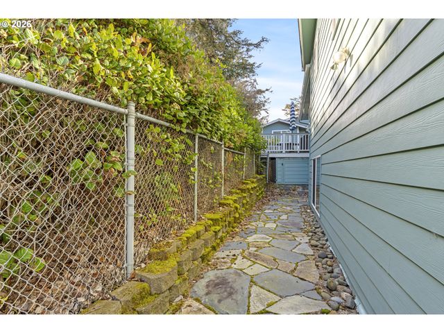 2105 Nw PARKER Ave, Waldport, OR 97394