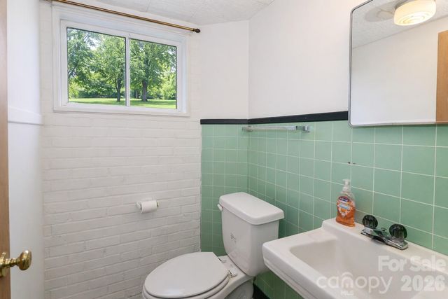 216 31st Avenue NW, Hickory, NC 28601