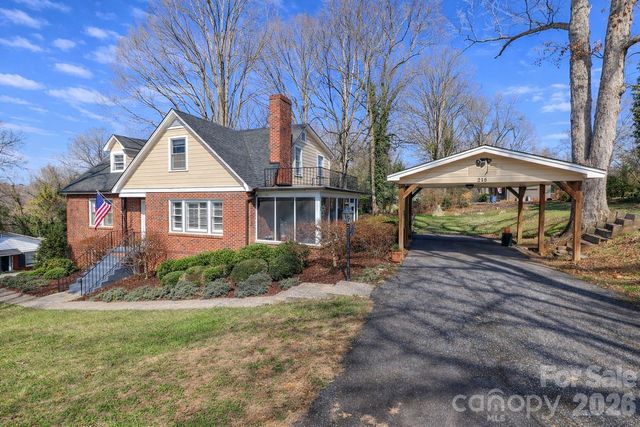 216 31st Avenue NW, Hickory, NC 28601