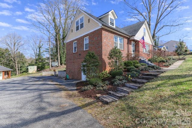 216 31st Avenue NW, Hickory, NC 28601