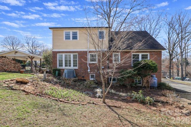 216 31st Avenue NW, Hickory, NC 28601