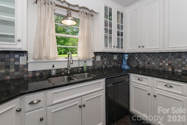 216 31st Avenue NW, Hickory, NC 28601