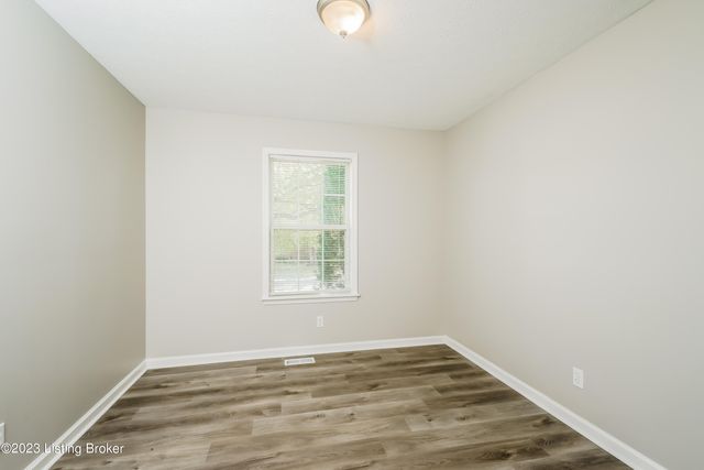 8906 Greenmoore Dr, Louisville, KY 40258