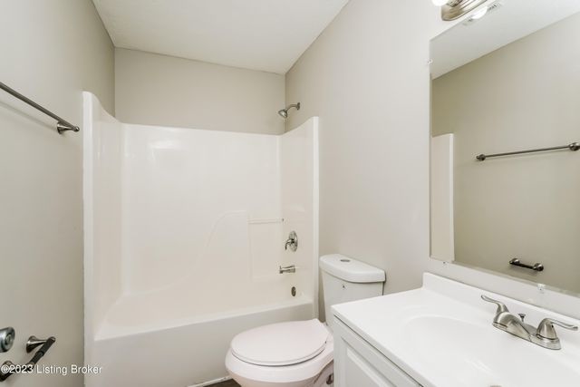 8906 Greenmoore Dr, Louisville, KY 40258