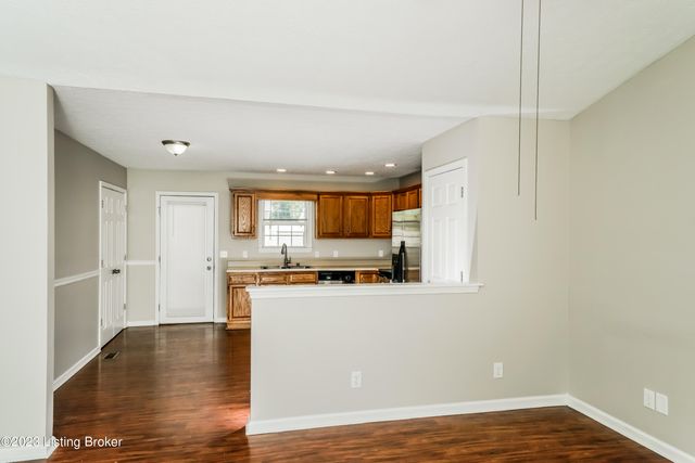 8906 Greenmoore Dr, Louisville, KY 40258