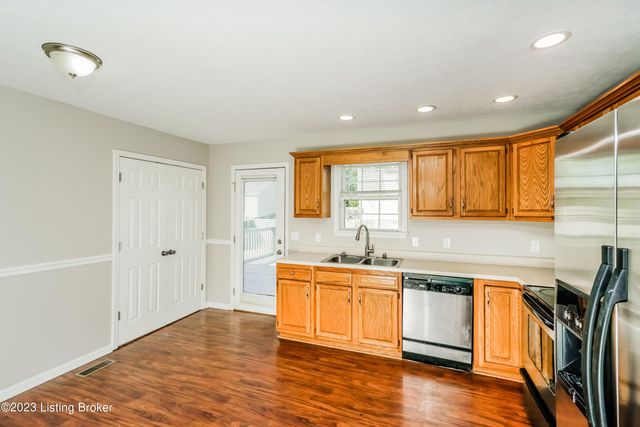 8906 Greenmoore Dr, Louisville, KY 40258