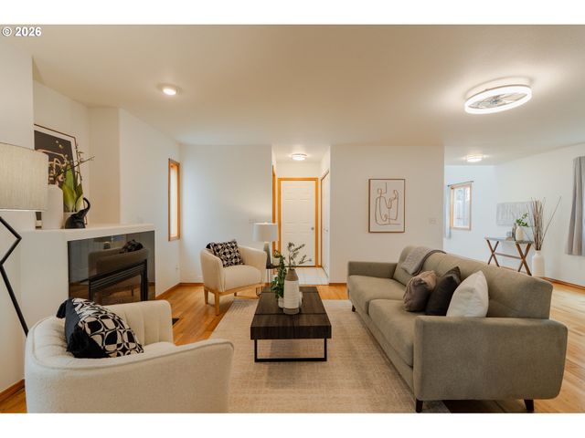 7870 Se SPRINGWATER Dr, Portland, OR 97206