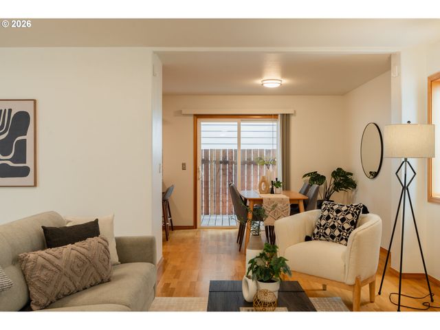 7870 Se SPRINGWATER Dr, Portland, OR 97206
