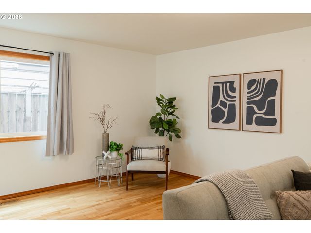 7870 Se SPRINGWATER Dr, Portland, OR 97206